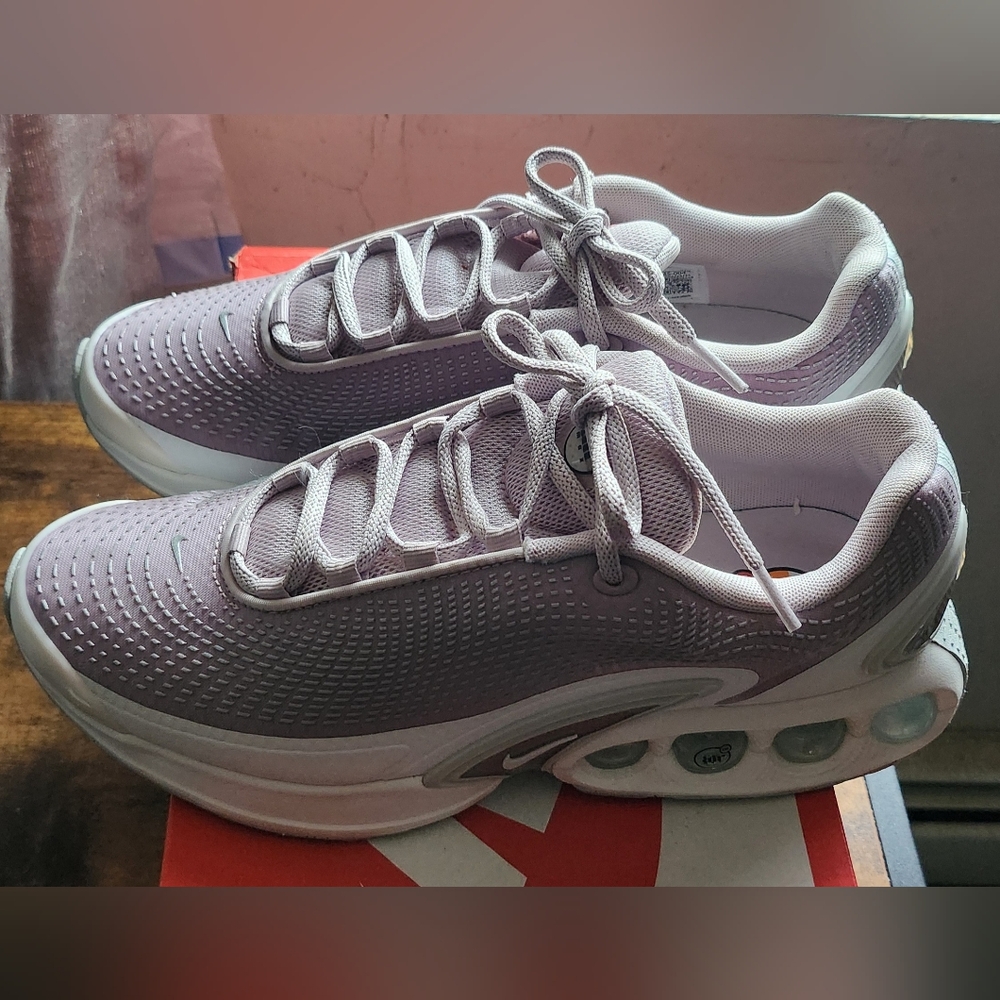 Nike Women's Platinum Violet/Summit White/  Air Max Lace-Up Sneakers